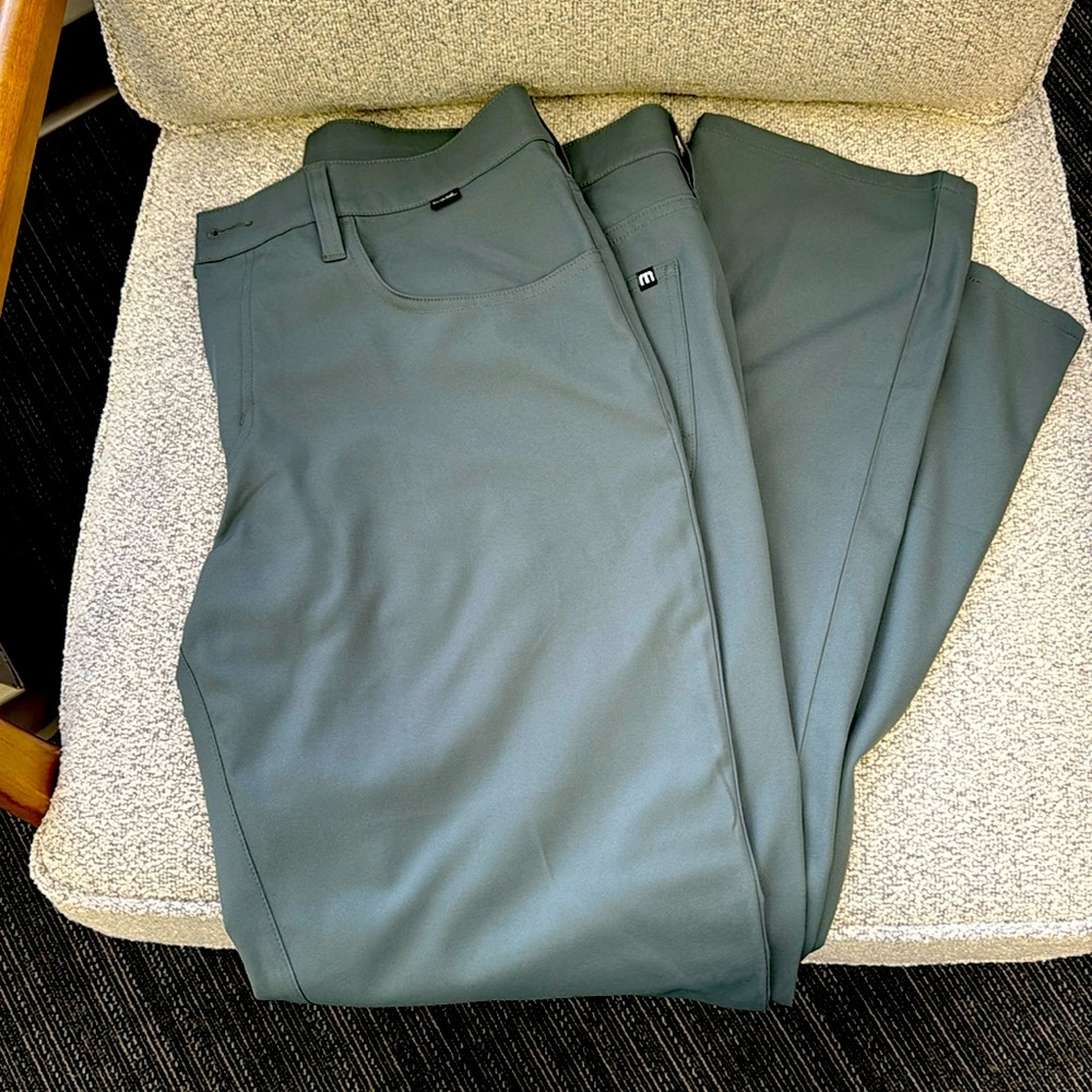 Travis Matthew EUC sage green men’s 36 pant.